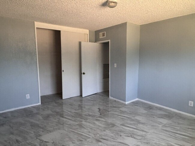 Building Photo - 4 bedroom 2.5 bathroom house in Apple Valley Ca!