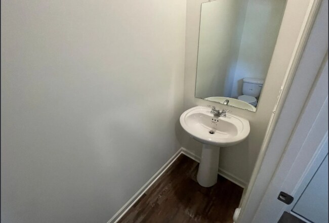 Building Photo - 229 Chelsea Pk Cir