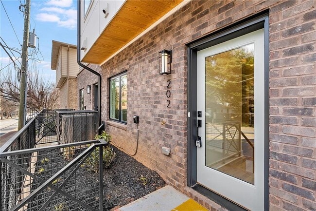 Building Photo - 1237 Memorial Dr SE