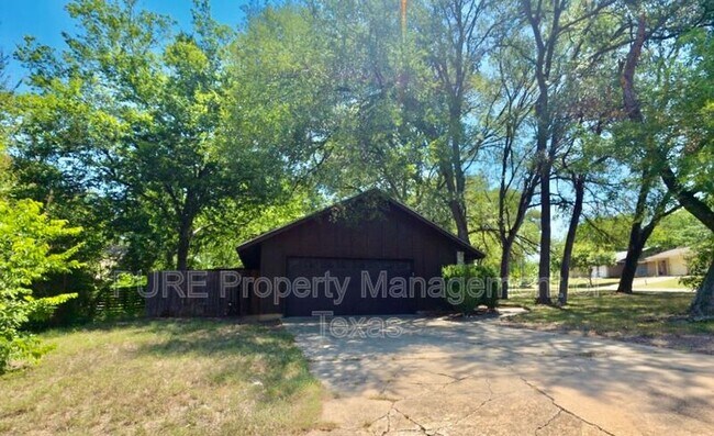 Building Photo - 3000 Lakeside Dr