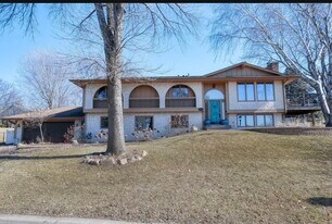 Building Photo - 9240 Chesshire Ln N