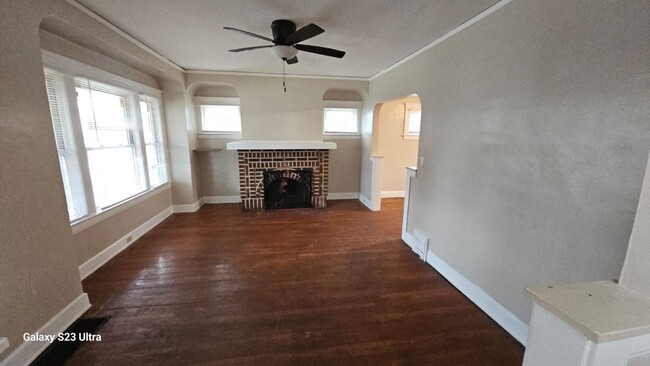 Building Photo - Charming 3-Bedroom Property in Prime Location