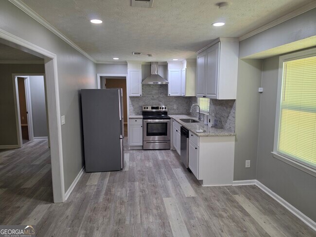 Building Photo - 586 Ridge Ave