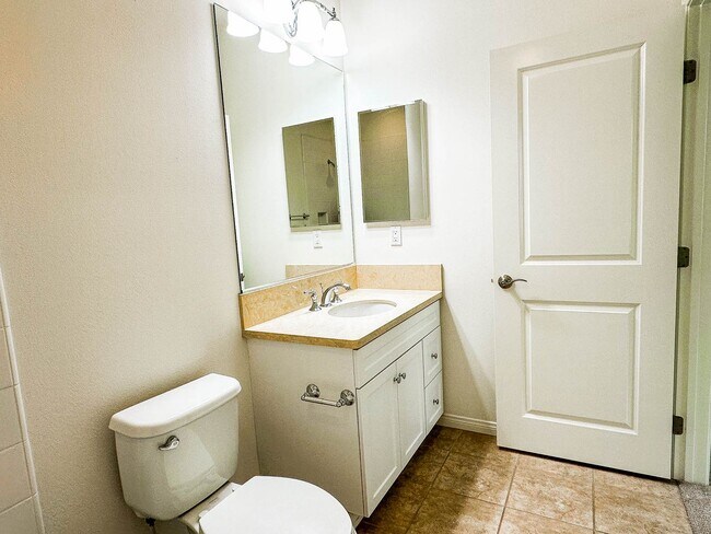 Building Photo - Beautiful 2 Bed/2 Bath Irvine Condo for Lease