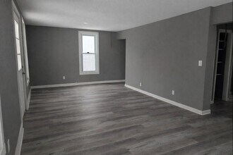 Building Photo - 3 Bedroom Home — Available December 26 in Columbus, KS!