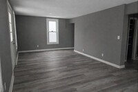 Building Photo - 3 Bedroom Home — Available December 26 in Columbus, KS!