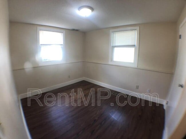 Building Photo - 303 S Oak St