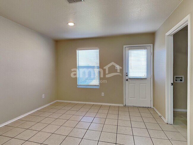 Building Photo - 1405 Sun Breeze Dr