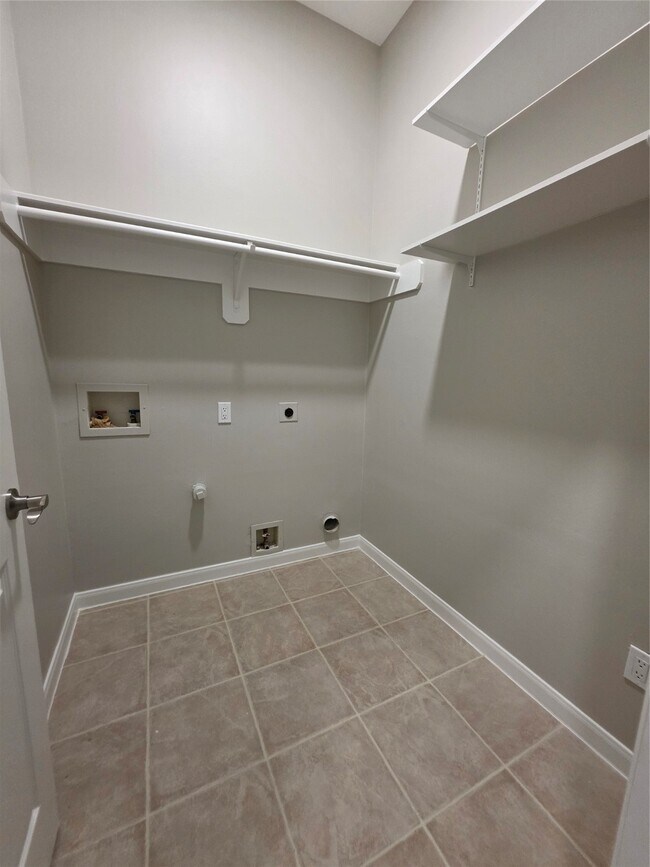 Building Photo - 2219 Lakewind Ln