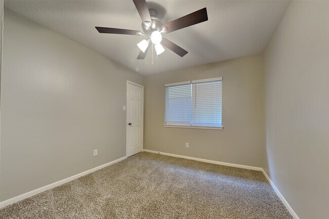 Building Photo - 18623 Singing Woods Dr