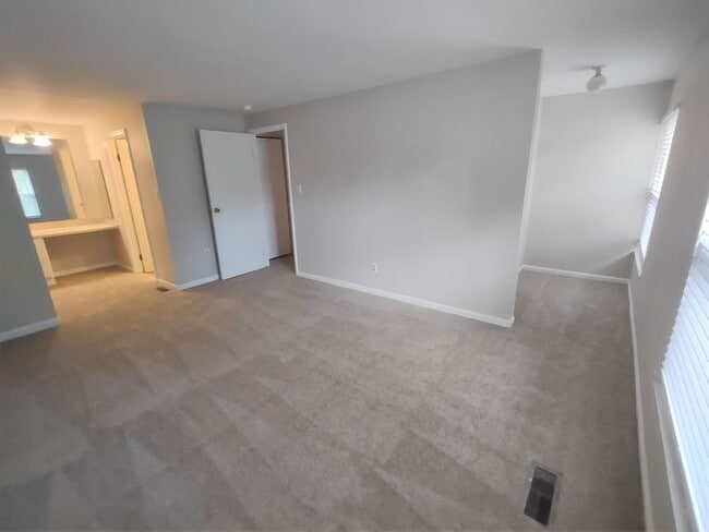 Building Photo - Move-in ready Home located in the Walnut C...