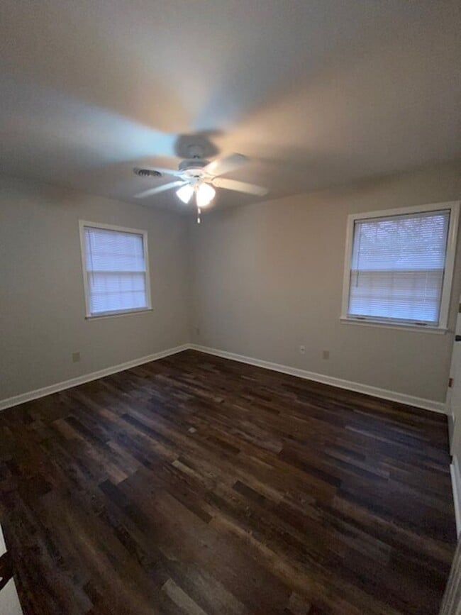 Building Photo - 2 Bedroom 1.5 Bath Townhouse