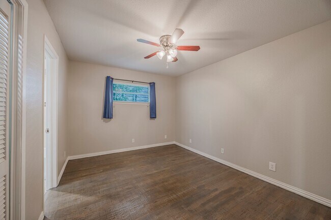 Building Photo - 4 Bedroom, 3 Bath Home Gorgeously Remodeled