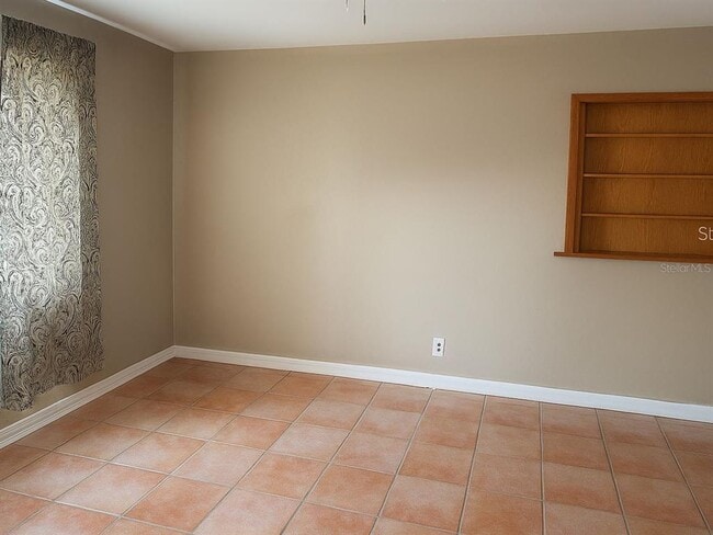 Building Photo - 4409 W Varn Ave