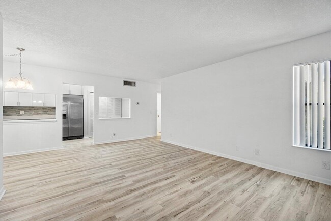 Building Photo - 723 Sunny Pine Way