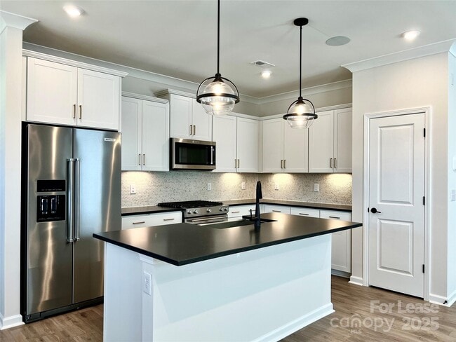 Building Photo - 15906 Parkside crossing Dr
