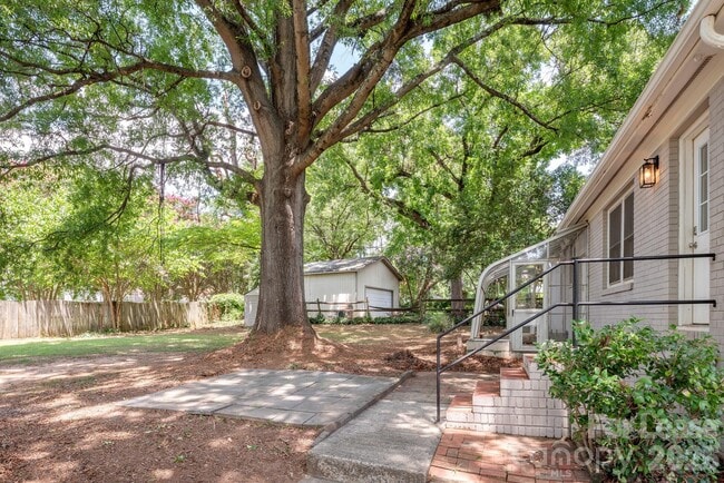 Building Photo - 1129 Eastview Dr