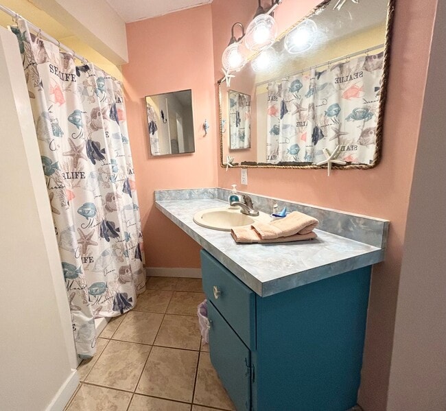 Building Photo - CALLING ALL SNOWBIRDS! Fully furnished apartment!