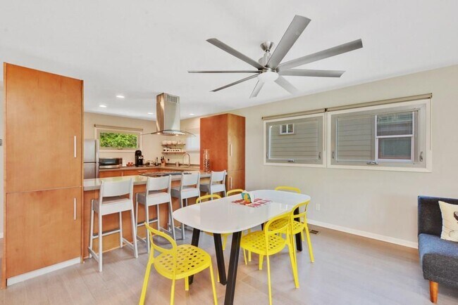 Building Photo - 2410 Bryan St