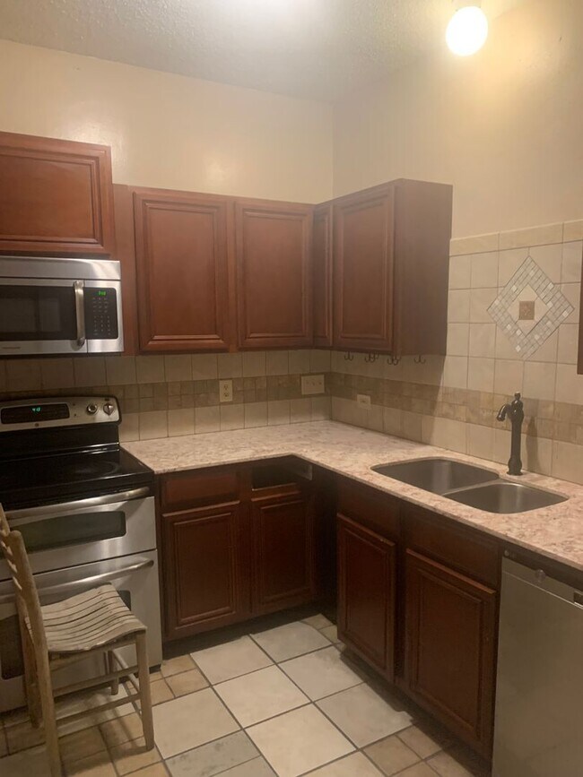 Building Photo - Somerset West Campus - 3BD/2BA - Reserved Parking - W/D - Shuttle Stop - $2200