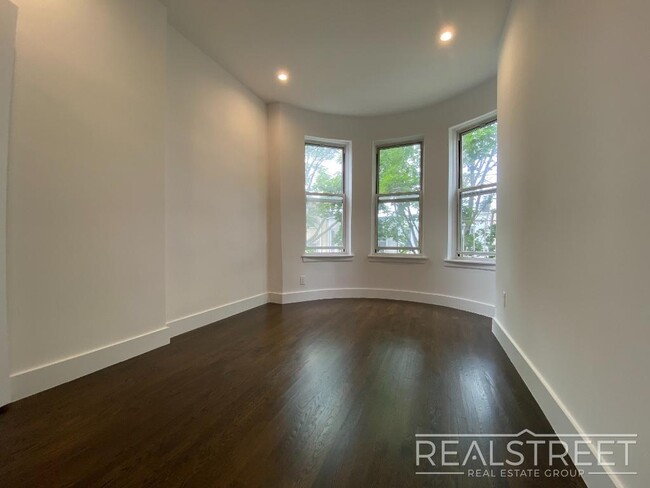 Building Photo - Stunning New 2 Bed in Ridgewood Townhouse