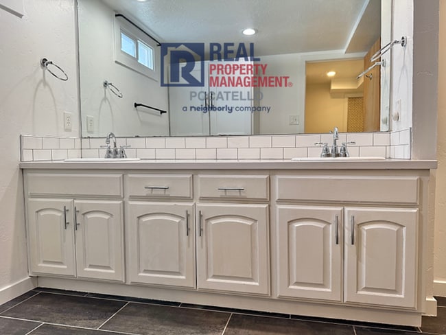 Building Photo - 3 bed 2 bath house - 1 car garage - PET FRIENDLY