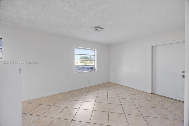 Building Photo - 400 SE 31st St