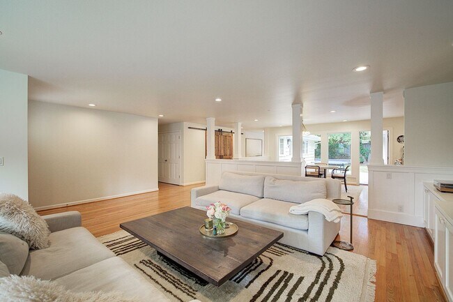 Building Photo - 5bd/2.75ba Mercer Island Home