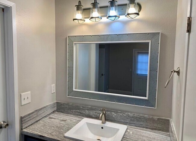 Building Photo - For Rent. Beautiful 3Bedroom, 2 Bathroom Home in Northeast Visalia