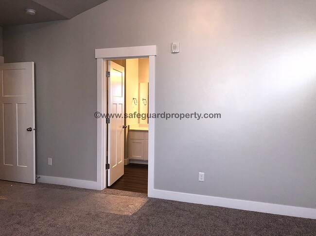 Building Photo - Gorgeous Herriman Condo