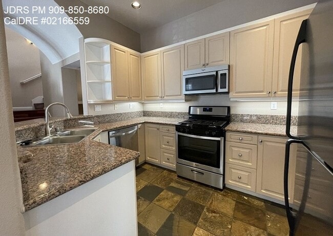 Building Photo - Gated 2 Bedroom Townhome in Irvine