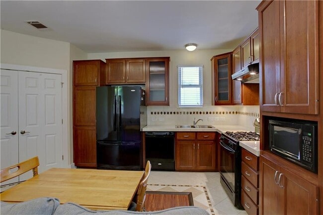 Building Photo - 905 Brentwood St