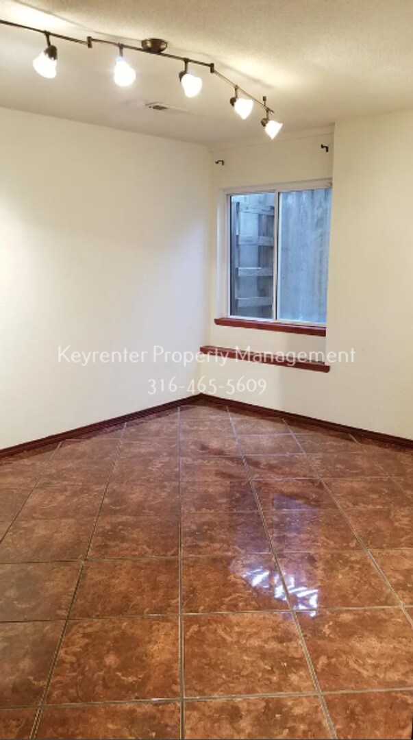 Building Photo - Spacious 4 Bedroom 2 Bathroom House