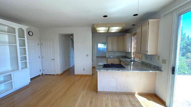 Building Photo - Martinez Beautiful 4 bedroom 3 bath home! ...