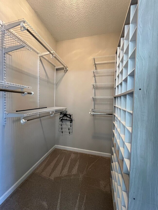 Building Photo - 3BR Home in Heartwood Place with large fen...