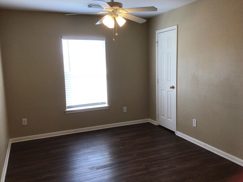 Building Photo - 411 Cedar Point Dr