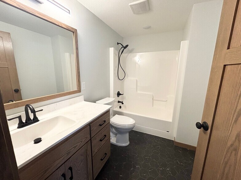 Building Photo - 577 Main St W