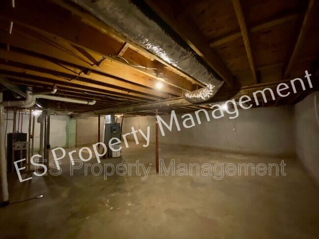 Building Photo - 8070 Chiltern Dr