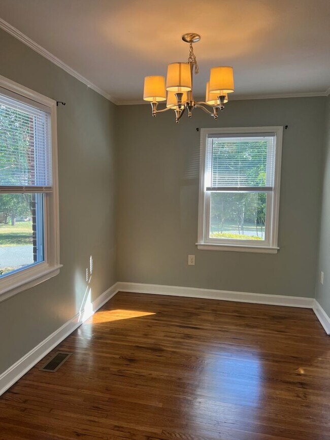 Building Photo - Three bedroom, 1 bath house in Burlington