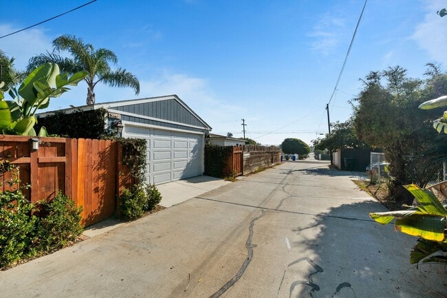 Building Photo - Imperial Beach House Stunning  2 bed /1 bath Duplex w Garage, Yard, + A/C