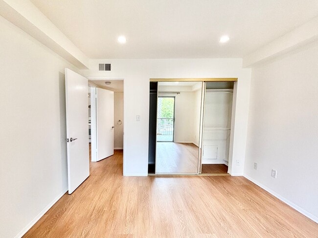 Building Photo - Bright 2 Bed 2 Bath | Surfside Community |...