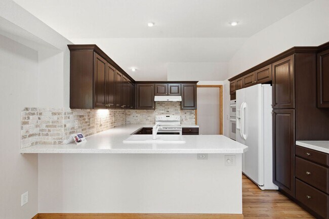 Building Photo - 4 Bedroom 3 Bathroom Duplex in Emerald Glen