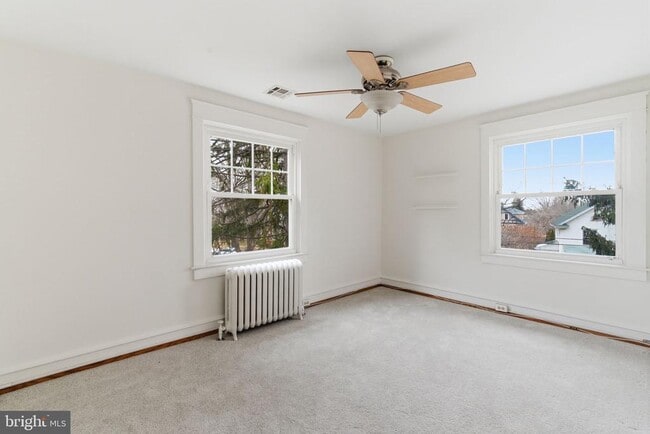 Building Photo - 530 E Manoa Rd