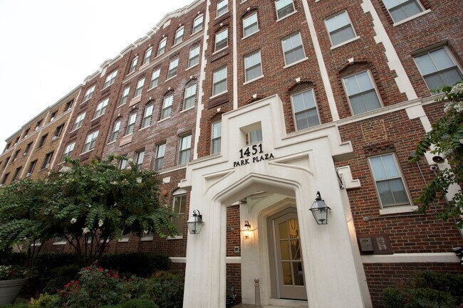 Building Photo - Parking Included! 1 Bedroom 1 Bathroom Cor...