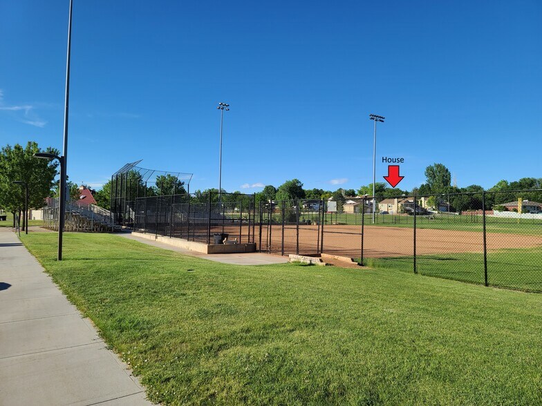 Building Photo - 940 W Red Oaks Dr
