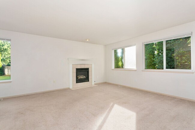 Building Photo - Spacious 3 Bed, 2 Bath Home with Garage & Large Yard in Puyallup!