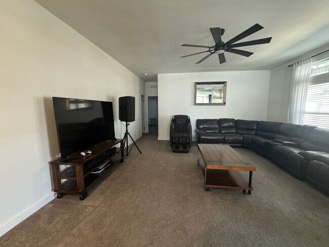 Building Photo - Ranch Style Home Here In the Heart of Perris