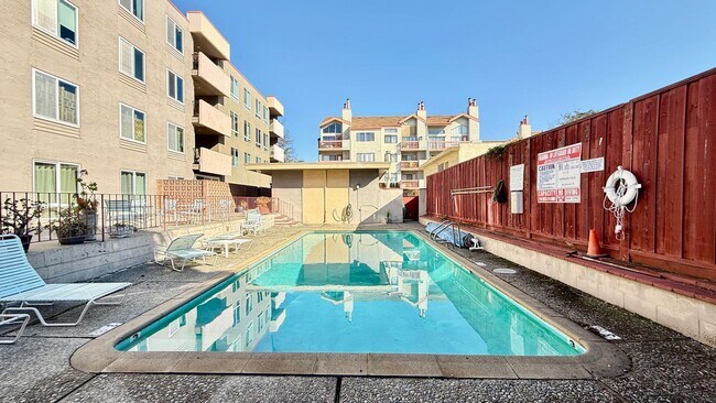 Building Photo - Cabana style condo in Adams Point