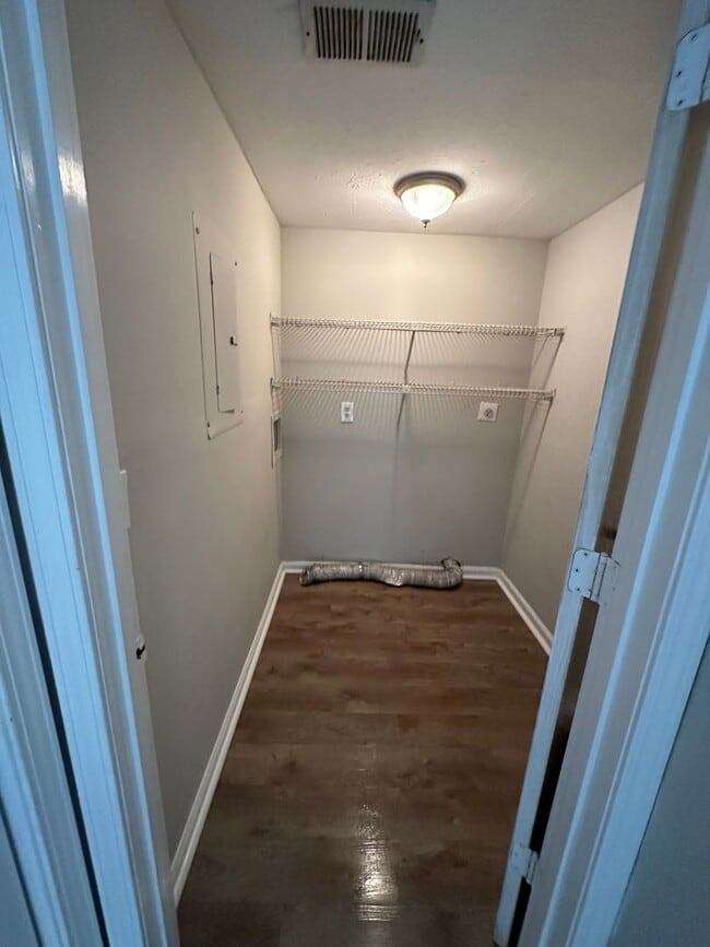 Building Photo - 2 bed 2.5 bath in Stockbridge!