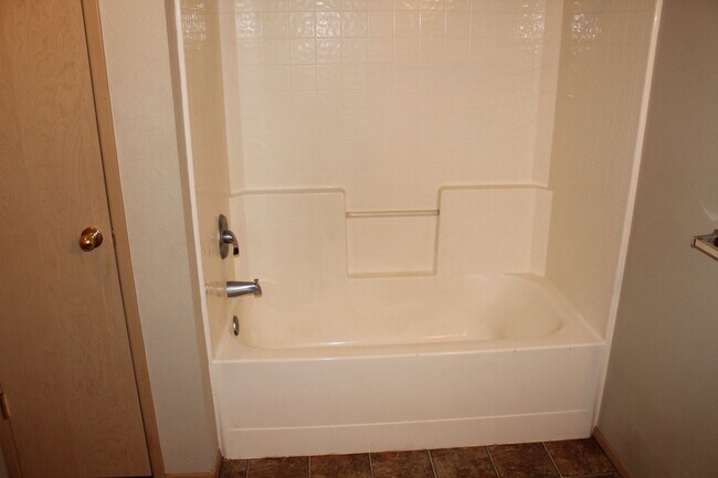 Building Photo - 1 Bedroom, 1 Bath Condo available, Near Greenbelt and Downtown Boise